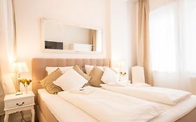Fritz By Rockchair Apartments L Superhost Status L 3 Bedrooms Boxspringbeds 2 Bathrooms 2 Kitchen - Cozy Family & Business Flair Welcomes You!